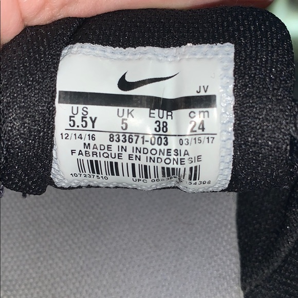 Nike Tennis Shoes (5.5Y / 7 Adult) - Picture 6 of 6